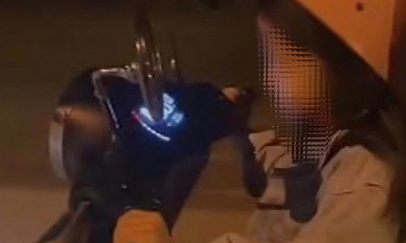 Cháu bé 5 tuổi lái xe máy điện ngoài đường ở Quảng Ninh: Mời phụ huynh lên phường