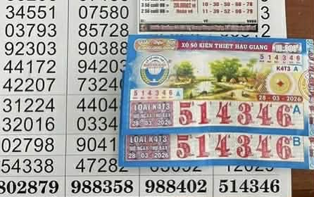 Đôi vợ chồng trùm kín mít đến đại lý vé số, mang về số tiền “lớn”