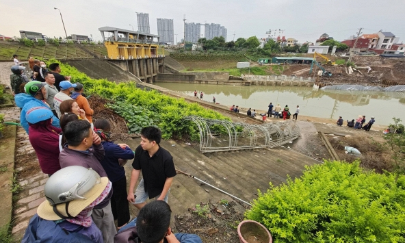 Hiện trường trong đêm tìm kiếm 3 mẹ con nghi nhảy sông Hồng ở Hưng Yên