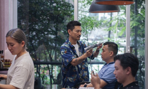 Một mô hình dành cho nam giới đang bùng nổ tại Hàn Quốc, Singapore: Tiệm cắt tóc kết hợp tư vấn chăm sóc da