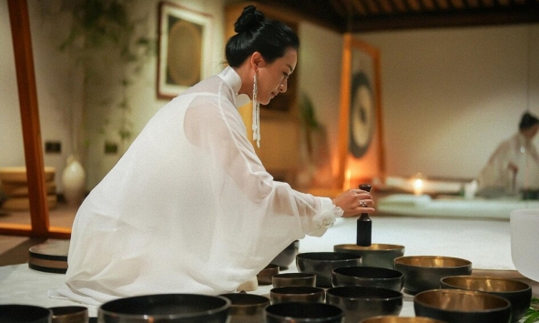 Nghệ thuật 'tu khổ hạnh' xa xỉ của phú bà U40: Đốt chục ngàn đô để quét lá đa và tậu lấy sự vô danh