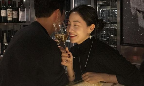 Hwayoung (cựu thành viên T-ara) kết hôn với doanh nhân hơn 3 tuổi, vừa tung ảnh chồng nhưng chỉ có 1000 like