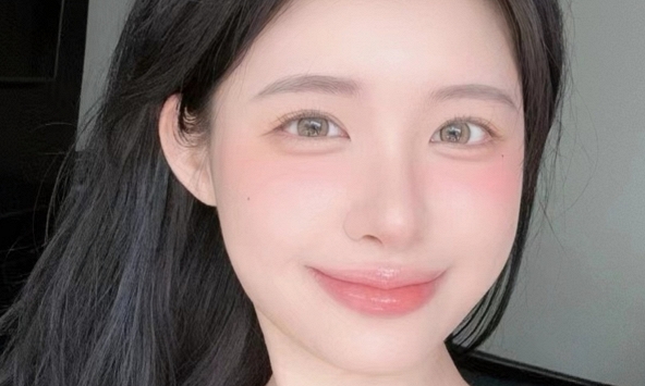 Tắm onsen giữa trời đông tuyết trắng, hot girl lập tức hút triệu ánh nhìn