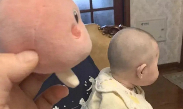 Từng bị ép 'nằm ngủ thành đầu bẹt', lớn lên quyết không lặp lại với con: Bác sĩ chỉ ra cách giúp bé có đầu tròn đúng chuẩn