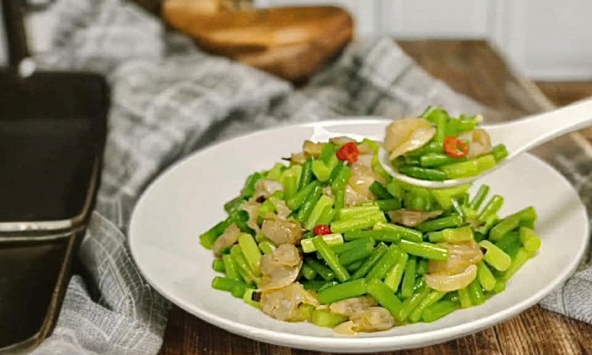 2 nguyên liệu này quả là sự kết hợp hoàn hảo: Xào nhanh trên lửa lớn sẽ làm bật độ tươi ngon và giòn tan, vô cùng hấp dẫn