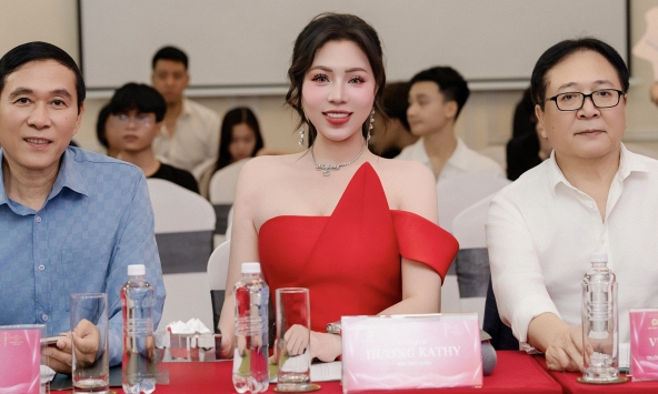 Á hậu Hương Kathy huỷ lịch sang Mỹ để làm giám khảo Hoa hậu Văn hoá Việt Nam 2026