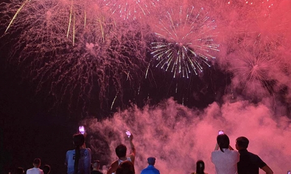 Cảnh tượng trên biển Bãi Cháy tối cuối tuần: Nhiều người phải bất ngờ