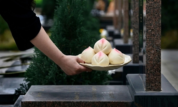 Đi tảo mộ Thanh Minh nhớ kỹ quy tắc '3 quả không mang, 1 vật không cúng' kẻo tổ tiên quở trách, gia đạo bất an