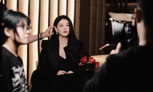 MC giàu nhất showbiz bất ngờ tái xuất cùng con gái sau 2 tháng ở ẩn vì nghi trốn thuế, gây chú ý vì 1 điều khác lạ