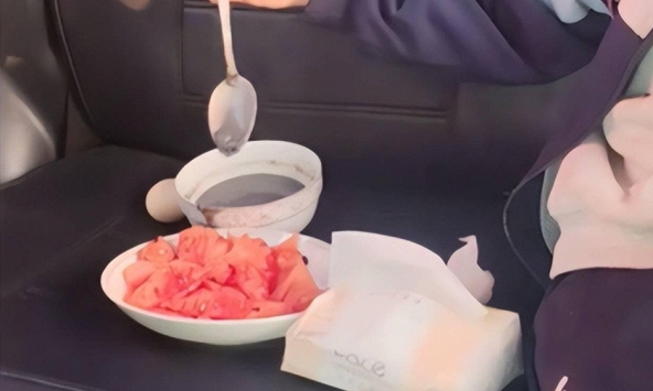 Mẹ cho con ăn sáng trên đường đi học, món 'tự nấu, sạch sẽ' vẫn bị dân mạng chỉ trích