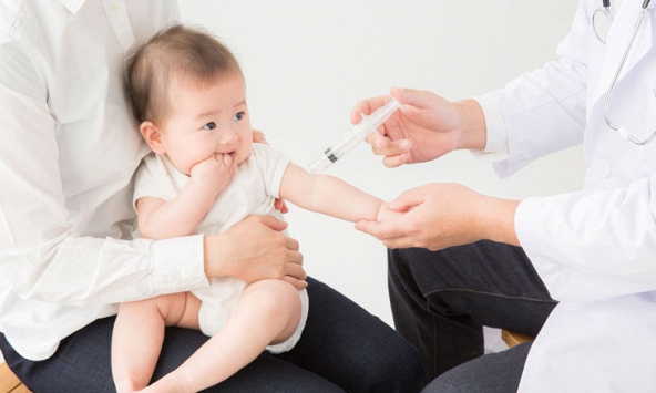 Mẹ có nên tắm cho bé sau khi tiêm phòng xong?