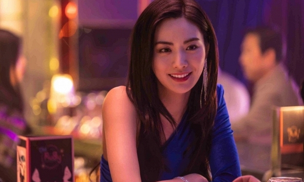 Mỹ nhân 'đẹp nhất thế giới': U40 vẫn 'độc toàn thân', sống cùng mèo trong căn hộ sang chảnh, chill đến mức quên luôn mặt đất