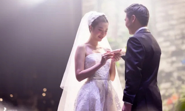 Mỹ nhân định bỏ thi hoa hậu lại đăng quang ngôi vị cao nhất: 26 tuổi gả vào hào môn, sống trong dinh thự trăm tỷ 