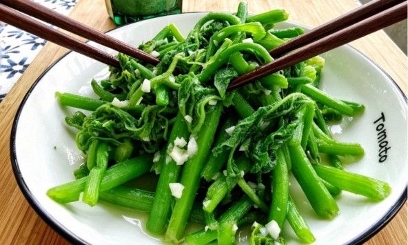 Quên salad đắt đỏ đi, mớ rau vài nghìn đồng ngoài chợ này mới là 'chổi quét mỡ' đỉnh nhất mùa xuân!