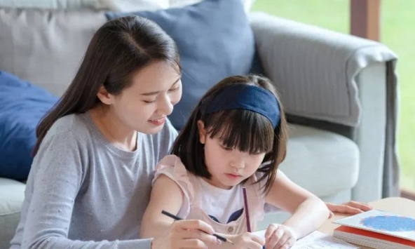 Tạm biệt cảnh dạy con học như 'đánh trận': Những cách giúp mẹ xử lý trẻ hay chần chừ