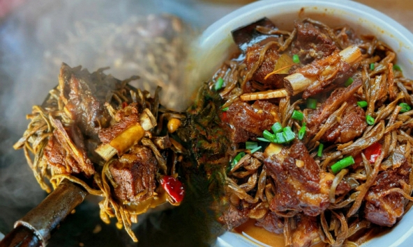 Thêm thứ quen thuộc này vào nồi sườn om, đảm bảo chồng con gắp không ngừng đũa, nồi cơm hết veo lúc nào chẳng hay