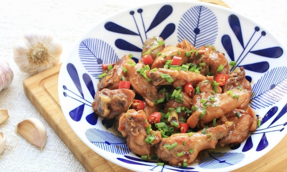 Thịt gà đừng luộc hay rang gừng sả nữa, hãy nấu thế này thơm nức mũi mà nước sốt trộn với cơm lại tuyệt ngon