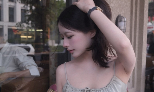 Chỉ một khoảnh khắc vén tóc, 'nữ thần' giới cosplay khiến hàng triệu fan nam rung rinh vì quá đỗi ngọt ngào