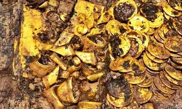 Đào sâu hơn 1m, 3 người đàn ông phát hiện hơn 20kg vàng liền báo chính quyền, được khen thưởng hơn 38 triệu đồng