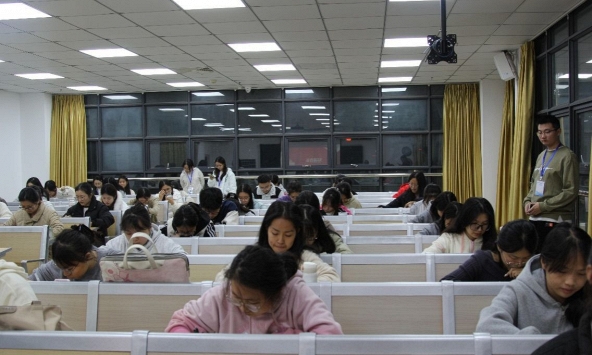 Lối thoát cho sinh viên ngành Ngôn ngữ: Mô hình 'Ngoại ngữ + X' và 3 kỹ năng để không bị AI thay thế