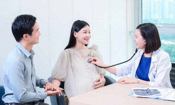 Những thai kỳ song thai đến muộn và cuộc chạy đua giành sự sống cho mẹ và con