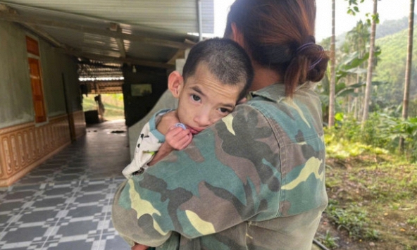 Nỗi đau của người mẹ mang song thai nhưng chỉ có một đứa con chào đời mang bệnh bại não