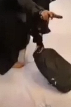 “Nữ quái” bịt kín mặt, ngang nhiên rút súng cướp vàng trong tích tắc