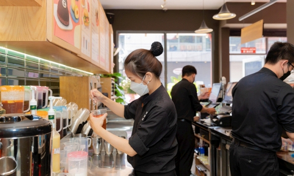 Sinh viên làm thêm bị giữ lương, doanh nghiệp yêu cầu đóng BHYT mới thanh toán: Pháp luật quy định thế nào?