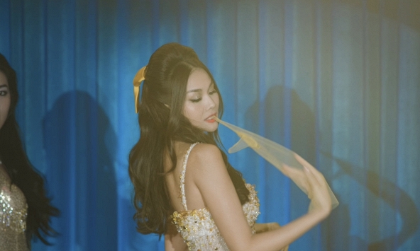 Thanh Hằng tái hiện đỉnh cao nhan sắc đệ nhất vũ nữ Sài thành