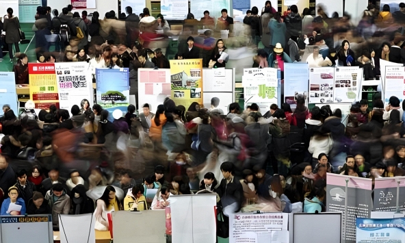 Vì sao 109 đại học Trung Quốc xóa bỏ ngành Ngoại ngữ: 'Tảng băng trôi' AI và cái bẫy đào tạo chi phí thấp