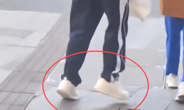 Bức ảnh đôi giày khiến nhiều cha mẹ thở dài ngao ngán: Có con cái như này, về già sẽ khổ!