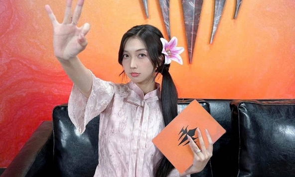 Không thể rời mắt khỏi nhan sắc ấn tượng của nữ MC tân binh đang 'làm mưa làm gió' làng game Việt