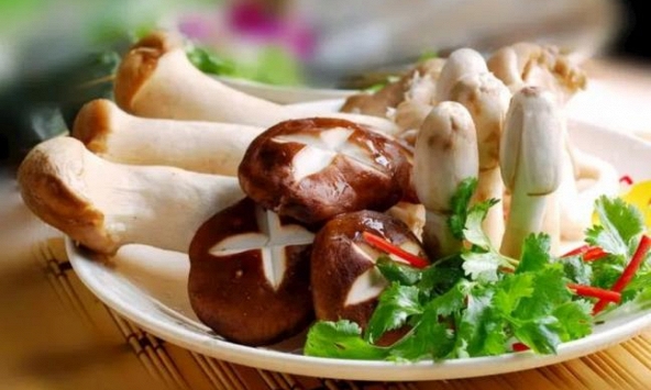 Sốc: 5 món quen mặt chứa purin cao hơn thịt, âm thầm làm tăng axit uric