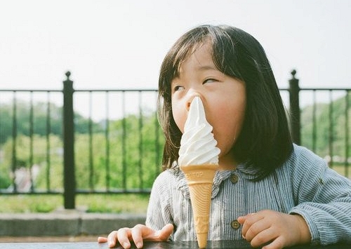 Trẻ mấy tuổi thì có thể ăn kem?