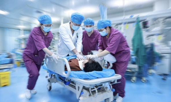 Cô gái 26 tuổi đau họng vào viện nhưng 1 tiếng sau qua đời, bác sĩ cảnh báo: “Đừng xem nhẹ biểu hiện giống cảm cúm, viêm họng”