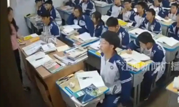 Tấm bảng đen bất ngờ đổ ụp xuống lưng cô giáo, phản ứng vô thức của 2 nam sinh CÁ BIỆT khiến cô giáo 4 năm sau vẫn khóc!