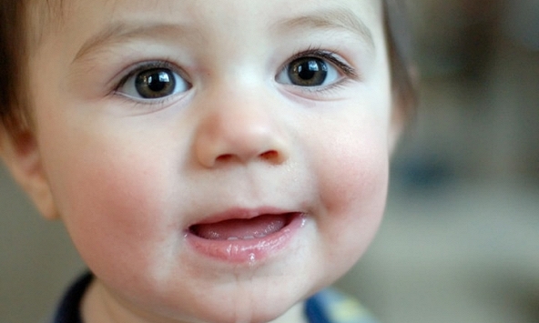 Trẻ chảy nhiều nước dãi như 'vòi nước nhỏ'? Đừng lo, đây là dấu hiệu bé đang lớn lên khỏe mạnh