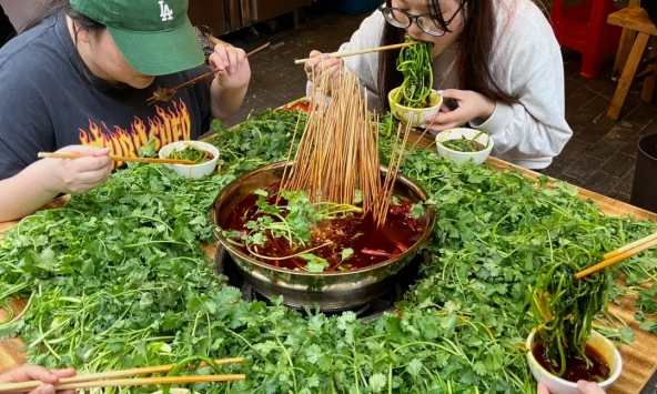 Bức ảnh bữa ăn 'nặng mùi' nhất cõi mạng hôm nay: Người khen nức nở, kẻ chê bai 'chỉ là trò làm màu lãng phí thức ăn'!