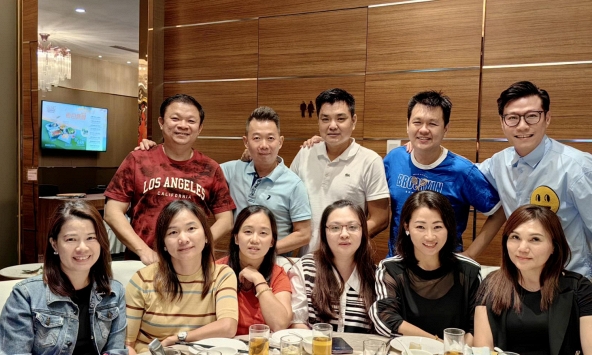 Họp lớp được hỏi lương, tôi định nói 190 triệu đồng/tháng thì vợ ra hiệu trả lời “20 triệu”: Nhận lại sự thờ ơ từ các bạn nhưng hài lòng