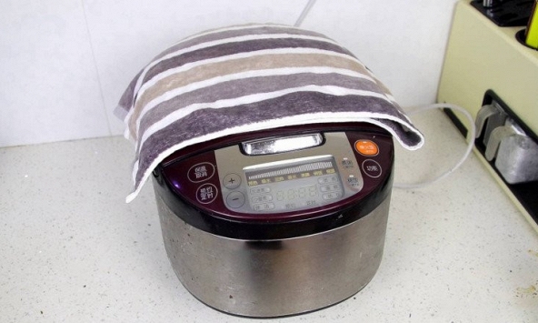 Nấu cơm 20 năm chưa chắc bạn đã biết: Mẹo giúp cơm mềm dẻo, nồi cơm điện 'sống thọ'