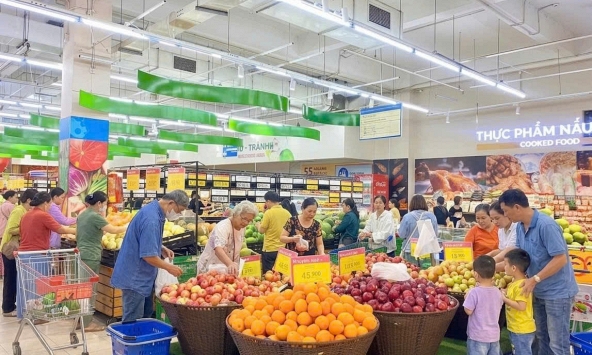 Siêu thị đồng loạt 'ghìm giá' hàng thiết yếu, chia sẻ áp lực chi tiêu