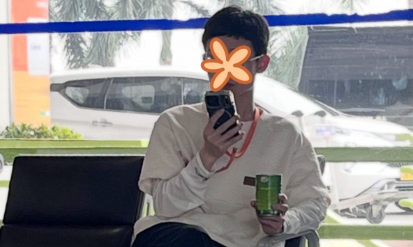 Anh trai nước ngoài cầm lon giải khát ở sân bay Nội Bài, zoom cận thì hết hồn: 'Là ai đã bán cho anh thứ này?'