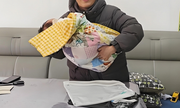 Món quà 'vụng về' của 56 học trò cũ khiến cô giáo ngỡ ngàng sau 2 năm ra trường