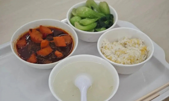 Một thay đổi đơn giản trong bữa tối có thể cải thiện lượng đường trong máu, huyết áp và giảm tình trạng gan nhiễm mỡ