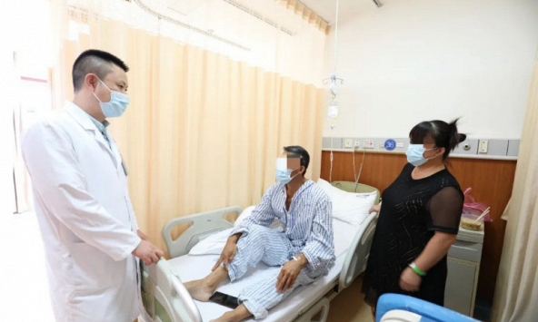 Người đàn ông 49 tuổi bị ung thư gan vì 1 loại nước thường uống trước khi ngủ