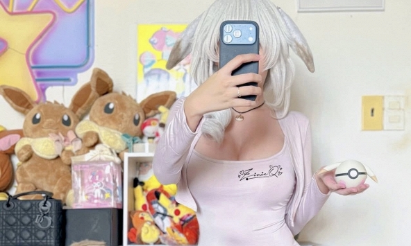 Nữ coser trình làng 'outfit' lấy cảm hứng từ Pokémon, lộ vòng 2 lùm lùm vẫn tự tin ngút ngàn!