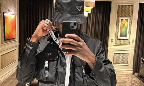 Bắt khẩn cấp nam ca sĩ nổi tiếng vì tội nghiêm trọng, thái độ cười cợt gây sốc