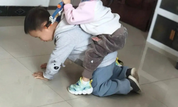 'Em còn nhỏ mà…': Câu nói quen thuộc vô tình phá vỡ sự công bằng trong gia đình