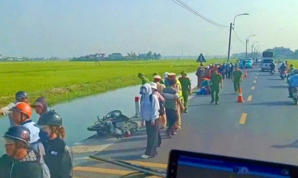  Hiện trường vụ xe máy va chạm taxi, cháu bé 12 tuổi rơi xuống kênh tử vong thương tâm