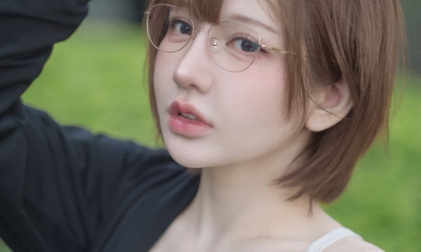 Nhập vai game 'mỹ ngựa', nữ streamer thả dáng với bikini cuốn hút!